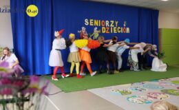Seniorzy przedszkolakom. „Rzepka” dla dzieci z Przedszkola nr 4