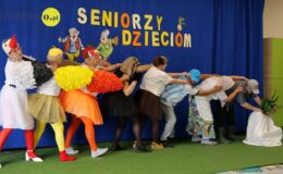 Seniorzy przedszkolakom. „Rzepka” dla dzieci z Przedszkola nr 4