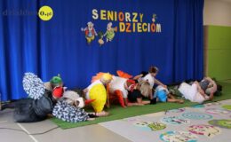 Seniorzy przedszkolakom. „Rzepka” dla dzieci z Przedszkola nr 4