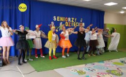 Seniorzy przedszkolakom. „Rzepka” dla dzieci z Przedszkola nr 4