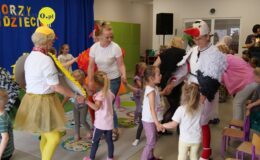 Seniorzy przedszkolakom. „Rzepka” dla dzieci z Przedszkola nr 4