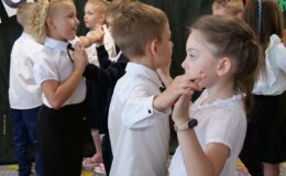 „Zajączki” uroczyście pożegnały swoje przedszkole