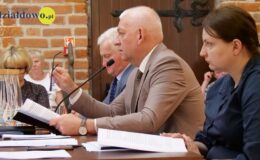 Burmistrz Grzegorz Mrowiński z jednogłośnym wotum zaufania i absolutorium