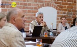 Burmistrz Grzegorz Mrowiński z jednogłośnym wotum zaufania i absolutorium