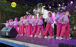 na scenie w parku HDK, występują dzieci - uczestnicy sekcji Miejskiego Domu Kultury podczas zakończenie roku kulturalnego