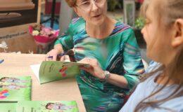 autorka Anna Wanda Ludwiczak podpisuje swoją najnowszą książkę