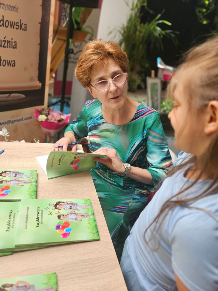 "Zwykłe rzeczy i te ponad miarę" - tomik poezji, tym razem dla dzieci autorka Anna Wanda Ludwiczak podpisuje swoją najnowszą książkę