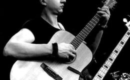 Patryk Szymański z gitarą