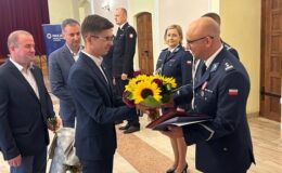 mł. insp. Adam Borowski odbiera oficjalnie awans, życzenia i kwiaty / fot. policja