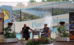 poetka i aktor podczas drugiej odsłony tegorocznych Powiatowych Wieczorów z Poezją, tym razem w Lidzbarku