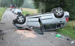 samochód biorący udział w zdarzeniu leży na dachu na drodze / fot. policja