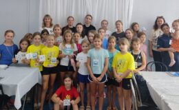 pamiątkowe zdjęcie uczestników obozu sportowego z opiekunami i gośćmi