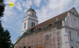prace na dachu kościoła pw. Podwyższenia Krzyża Świętego w Działdowie