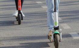dwie hulajnogi elektryczne