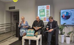 siedzą poetka, aktor i prowadzący spotkanie