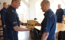 kom. Zbigniew Masiak odbiera gratulacje / fot. policja