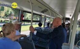 burmistrz rozmawia z pasażerami w autobusie