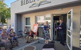 dyrektor MBP Justyna Lytvyn i prowadzący wydarzenie Piotr Kozikowski przez siedzibą biblioteki