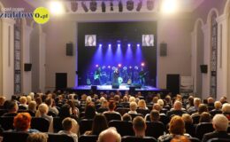 W hołdzie zmarłym artystom. “Muzyczne Zaduszki” w MDK w Działdowie [cały koncert, zdjęcia]