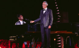 kadr z nagrania koncertu, widać dwóch mężczyzn: Andrea Bocelli i Jon Batiste
