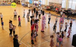 widać dzieci i dorosłych uczestników II Jesiennego ArtFit Maratonu