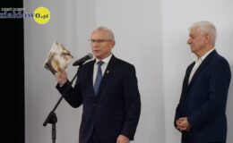 Ładysław Cichosz, autor książki i Krzysztof Aurast, wicestarosta na scenie MDK