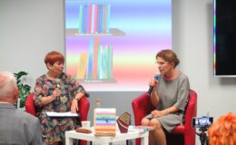 autorka Janina Dzenis i prowadząca spotkanie Elżbieta Zakrzewska