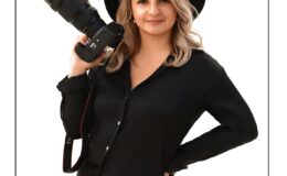 Katarzyny Samsel z aparatem fotograficznym i informacja o wystawie