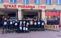 pamiątkowa fotografia strażaków ochotników z dyplomami przed siedzibą KPPSP w Działdowie