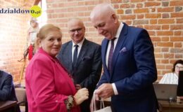 burmistrz i przewodniczący Rady Miasta wręczają podziękowania i gratulują Teresie Olszewskiej, przewodniczącej Osiedla nr 6 w Działdowie