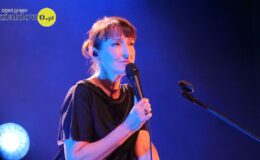 artystka Katarzyna Groniec na scenie Domu Kultury w Działdowie