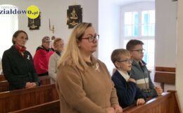 Ksiądz Stanisław Kadziński i wójt Mirosław Zieliński z Bursztynowymi Łukami