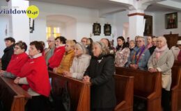 Ksiądz Stanisław Kadziński i wójt Mirosław Zieliński z Bursztynowymi Łukami