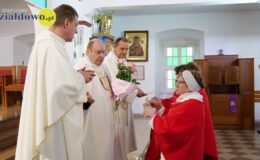 Ksiądz Stanisław Kadziński i wójt Mirosław Zieliński z Bursztynowymi Łukami