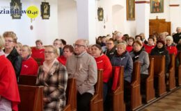 Ksiądz Stanisław Kadziński i wójt Mirosław Zieliński z Bursztynowymi Łukami