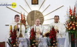 Ksiądz Stanisław Kadziński i wójt Mirosław Zieliński z Bursztynowymi Łukami