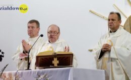 Ksiądz Stanisław Kadziński i wójt Mirosław Zieliński z Bursztynowymi Łukami