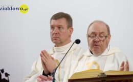 Ksiądz Stanisław Kadziński i wójt Mirosław Zieliński z Bursztynowymi Łukami