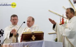 Ksiądz Stanisław Kadziński i wójt Mirosław Zieliński z Bursztynowymi Łukami