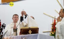 Ksiądz Stanisław Kadziński i wójt Mirosław Zieliński z Bursztynowymi Łukami