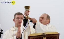 Ksiądz Stanisław Kadziński i wójt Mirosław Zieliński z Bursztynowymi Łukami