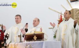 Ksiądz Stanisław Kadziński i wójt Mirosław Zieliński z Bursztynowymi Łukami