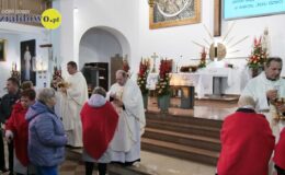 Ksiądz Stanisław Kadziński i wójt Mirosław Zieliński z Bursztynowymi Łukami