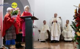 Ksiądz Stanisław Kadziński i wójt Mirosław Zieliński z Bursztynowymi Łukami