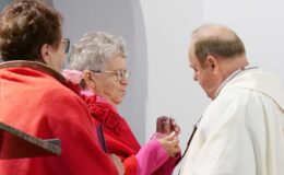 Ksiądz Stanisław Kadziński i wójt Mirosław Zieliński z Bursztynowymi Łukami