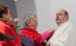 Ksiądz Stanisław Kadziński i wójt Mirosław Zieliński z Bursztynowymi Łukami