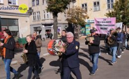 Ksiądz Stanisław Kadziński i wójt Mirosław Zieliński z Bursztynowymi Łukami