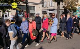 Ksiądz Stanisław Kadziński i wójt Mirosław Zieliński z Bursztynowymi Łukami