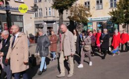 Ksiądz Stanisław Kadziński i wójt Mirosław Zieliński z Bursztynowymi Łukami