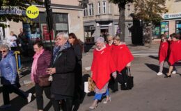 Ksiądz Stanisław Kadziński i wójt Mirosław Zieliński z Bursztynowymi Łukami